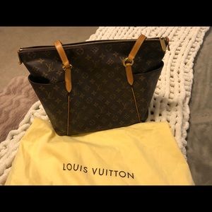 Louis Vuitton totally tote MM